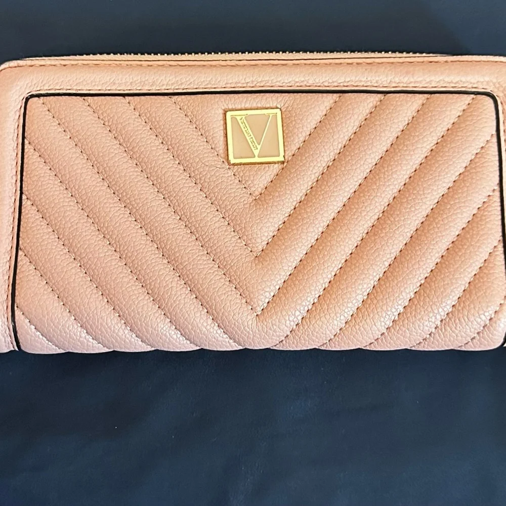 Victoria’s Secret V-Quilt Continental Wallet - Picture 1 of 7